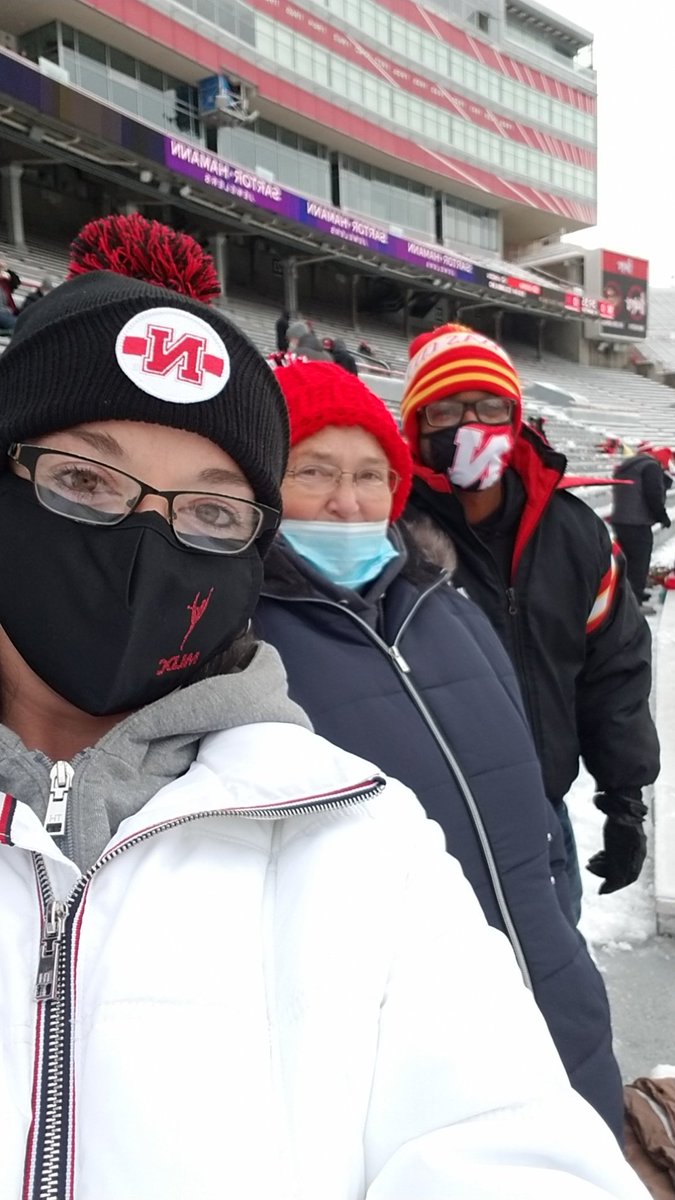 emmharris21's tweet photo. It was a very cold and wet day at Memorial Stadium but a great time! So glad we could take Mom for her first experience of a Husker game day. Hopefully next year it'll be the "real" Husker game day experience!
#GBR #nebraskafootball #family #freezin #snowmanfamily https://t.co/z9M96HyV2w