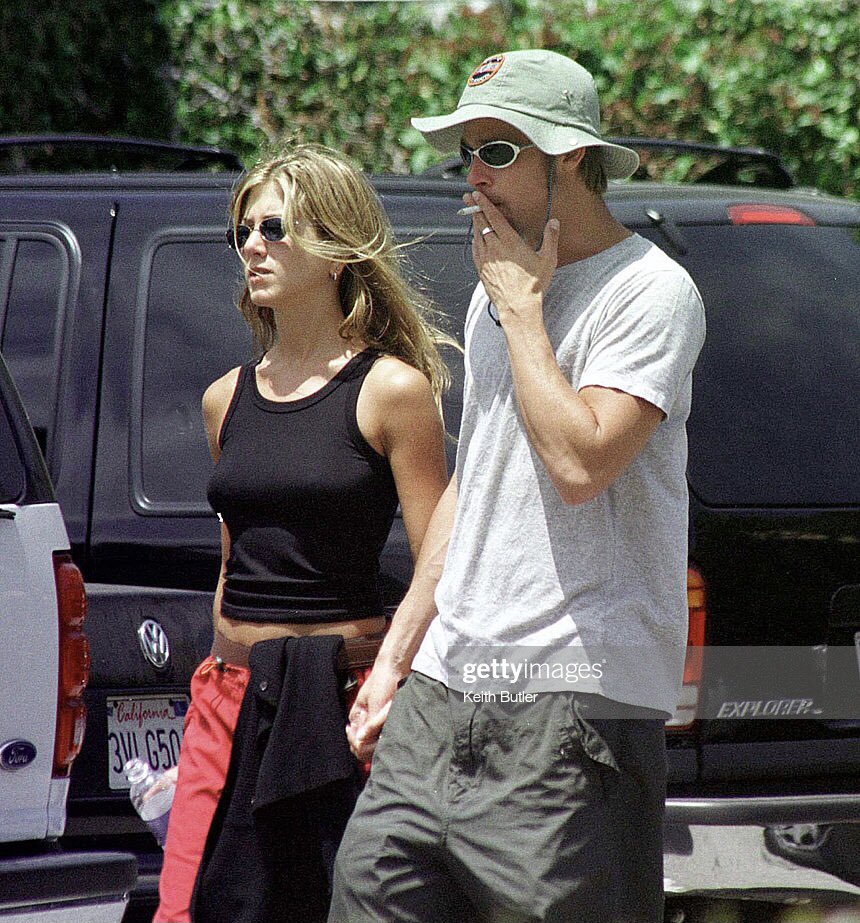 DailyTruthOnly's tweet image. Brad and Jennifer shopping (1999, California)