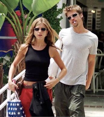 DailyTruthOnly's tweet image. Brad and Jennifer shopping (1999, California)