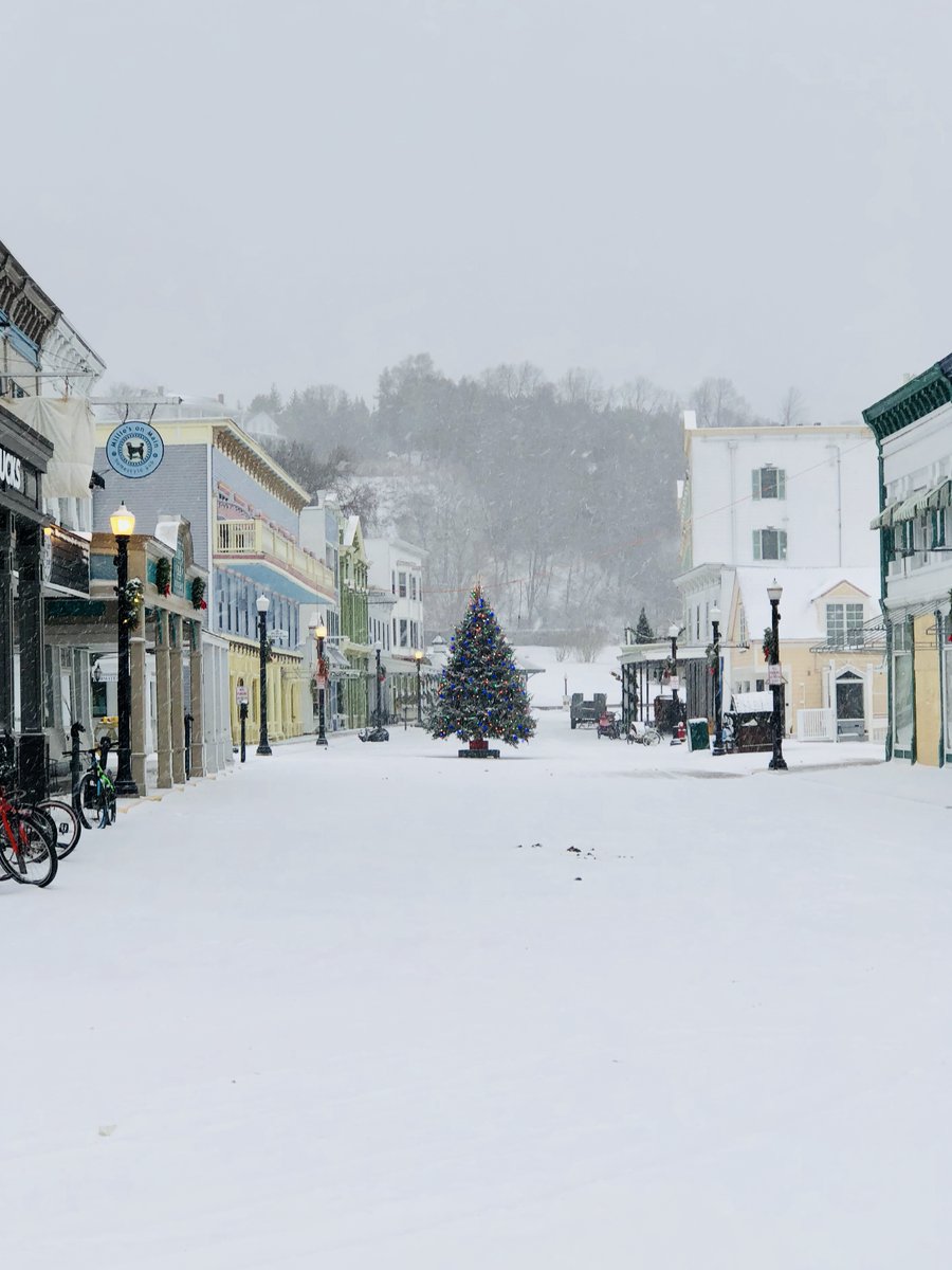 mackinacisle's tweet photo. Officially a winter wonderland! https://t.co/pYMmE6j2bB