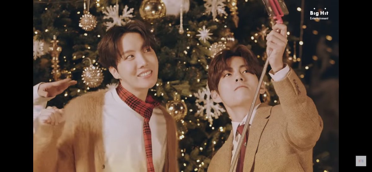 VSideChile's tweet photo. [📸 Fotos • 20.12.12] Capturas de Tae junto a Hobi en el video ‘BTS 방탄소년 Sing Dynamite with me (holiday remix)’.

(*) ¿No son adorables? 🥺

Cr. BANGTANTV
🌸
#뷔 #V  #태형 #김태형 #태태  #방탄소년단 #BTS⁠ ⁠⁠#防弾少年団 #Taehyung #KimTaehyung https://t.co/vwrqGH4fAJ