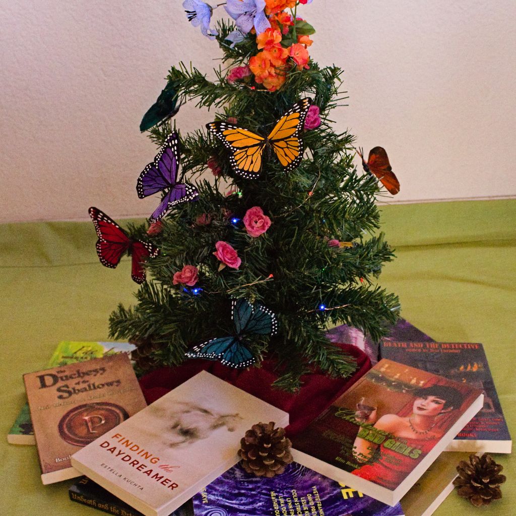 elmbooks's tweet photo. Books look great under a tiny tree! What books are you putting on your holiday list? #BookTwitter #ChristmasTree #shopsmallthischristmas https://t.co/1xWYd33BWG