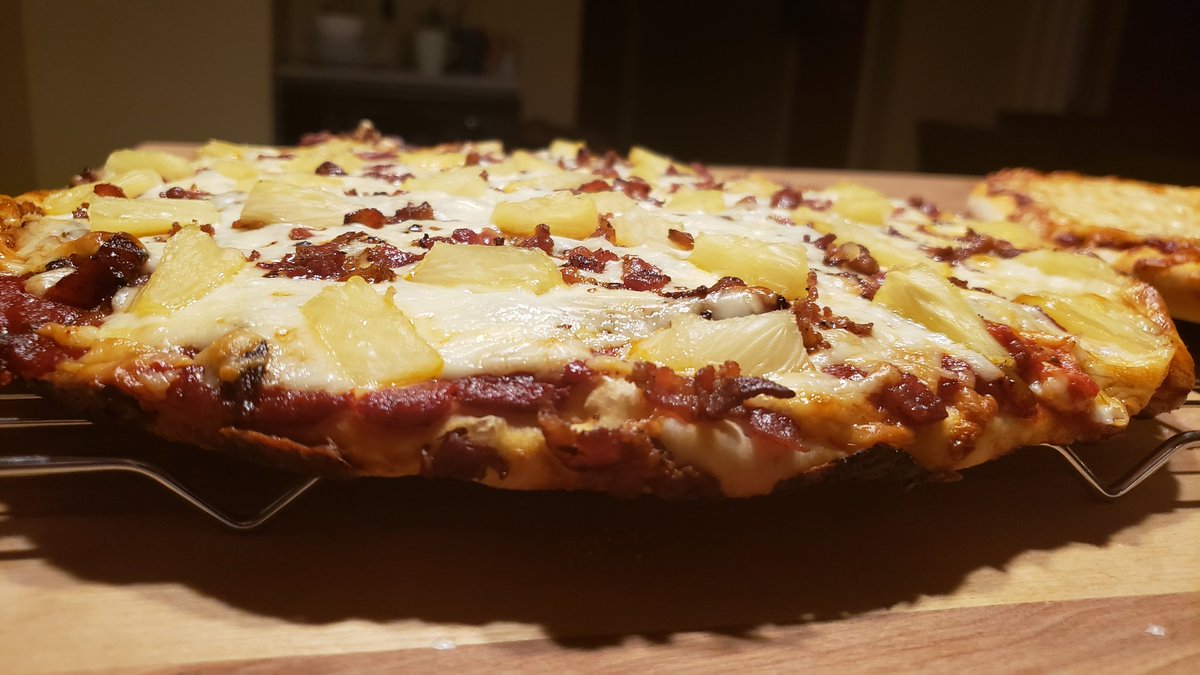 Rage_Potato_902's tweet photo. Hawaiian BBQ pizza tonight. Goddamn this was good. #UFC256 #UFC2FIGGY6 #FIGHTNIGHTFOOD https://t.co/SG29WZ1SmT