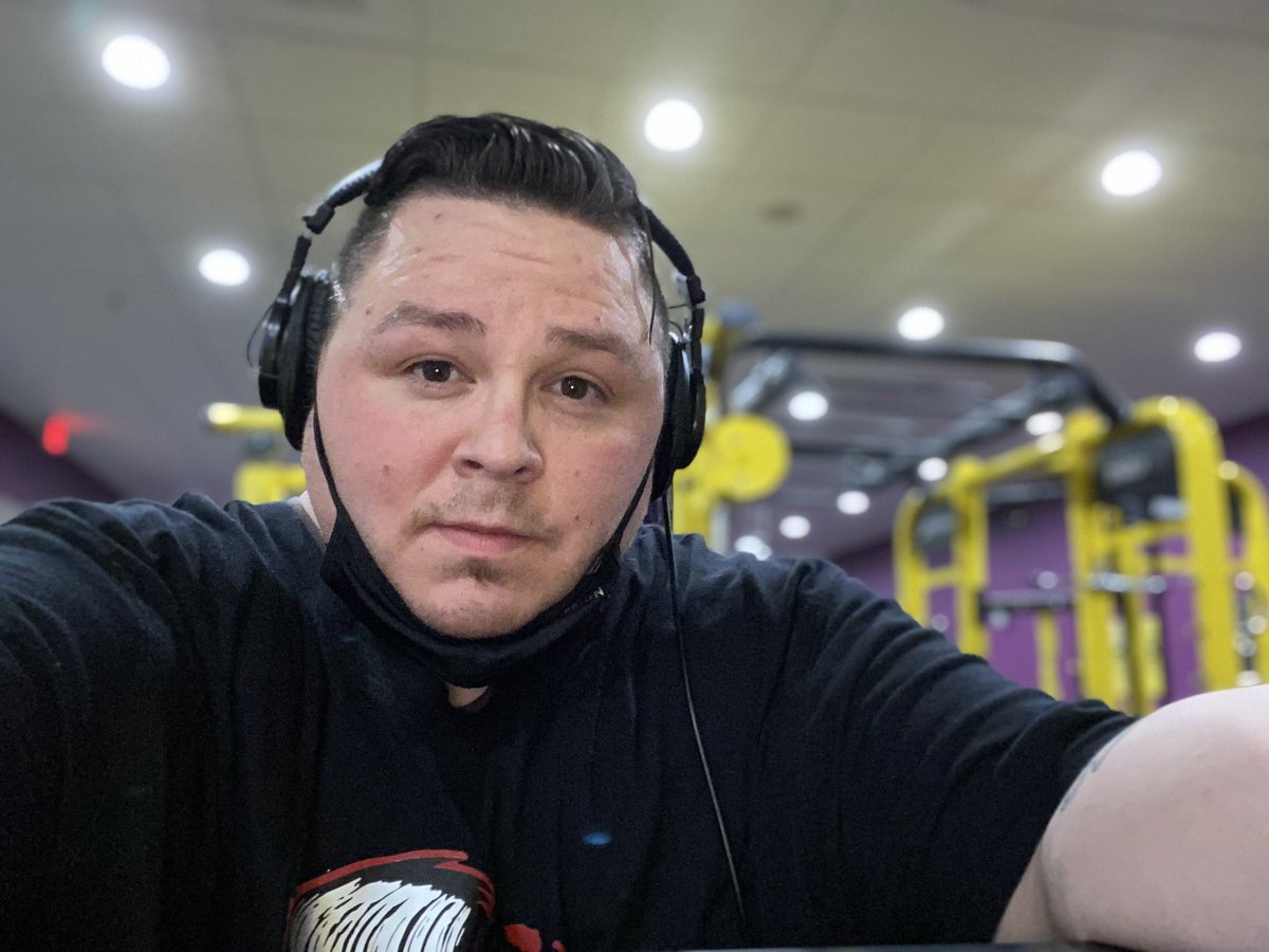 onairc's tweet photo. #AccountabilityUpdate: It’s been 4 and a half days of a nasty migraine. Between that and still trying to get used to three full time radio shows, it was a week of hell. Thankfully I made it through, reset, and back at it today. #SweatingOutTheWeakness  #PuttingInTheWork #gymtime https://t.co/lkbSb7xOpX