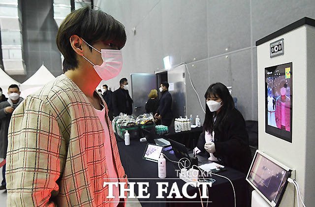 [📸 Prensa • 20.12.12] Taehyung en el control de entrada de los TFM Awards.

Cr. TF.CO.KR
🌸
#뷔 #V #태형 #김태형 #태태 #방탄소년단 #BTS⁠ ⁠⁠#防弾少年団 #Taehyung #KimTaehyung