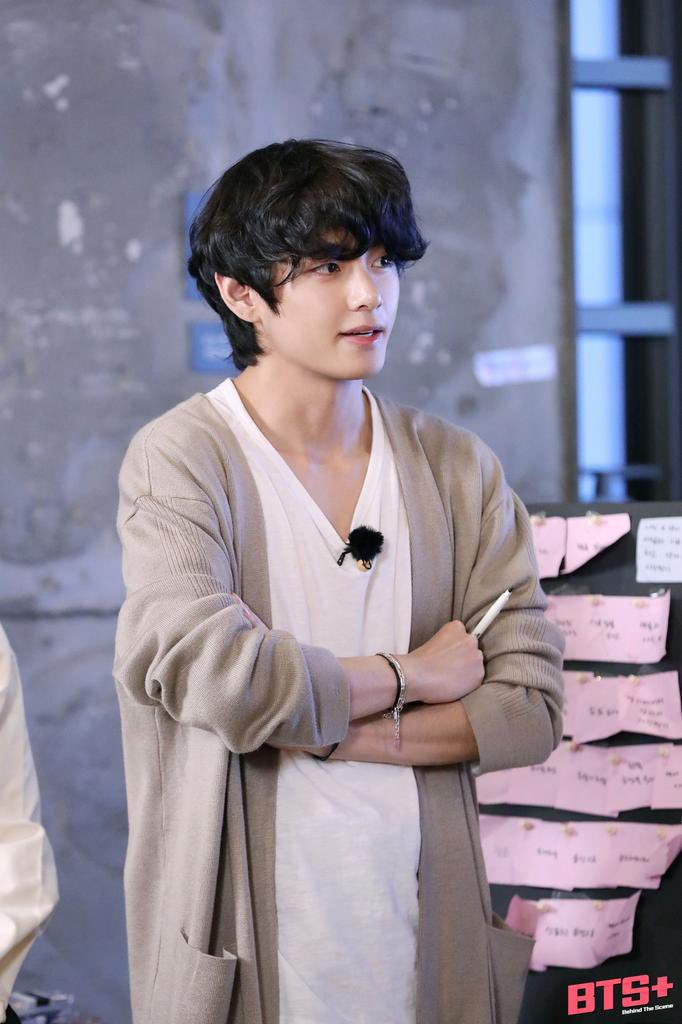 VSideChile's tweet photo. [📸 Fotos • 20.12.12] Capturas de Tae en el detrás de escena del EP.119 de Run BTS!

(*) su sonrisa me da vida ✨

Cr. BTS+
🌸
#뷔 #V #태형 #김태형 #태태 #방탄소년단 #BTS⁠ ⁠⁠#防弾少年団 #Taehyung #KimTaehyung https://t.co/qGsKLnc6dz