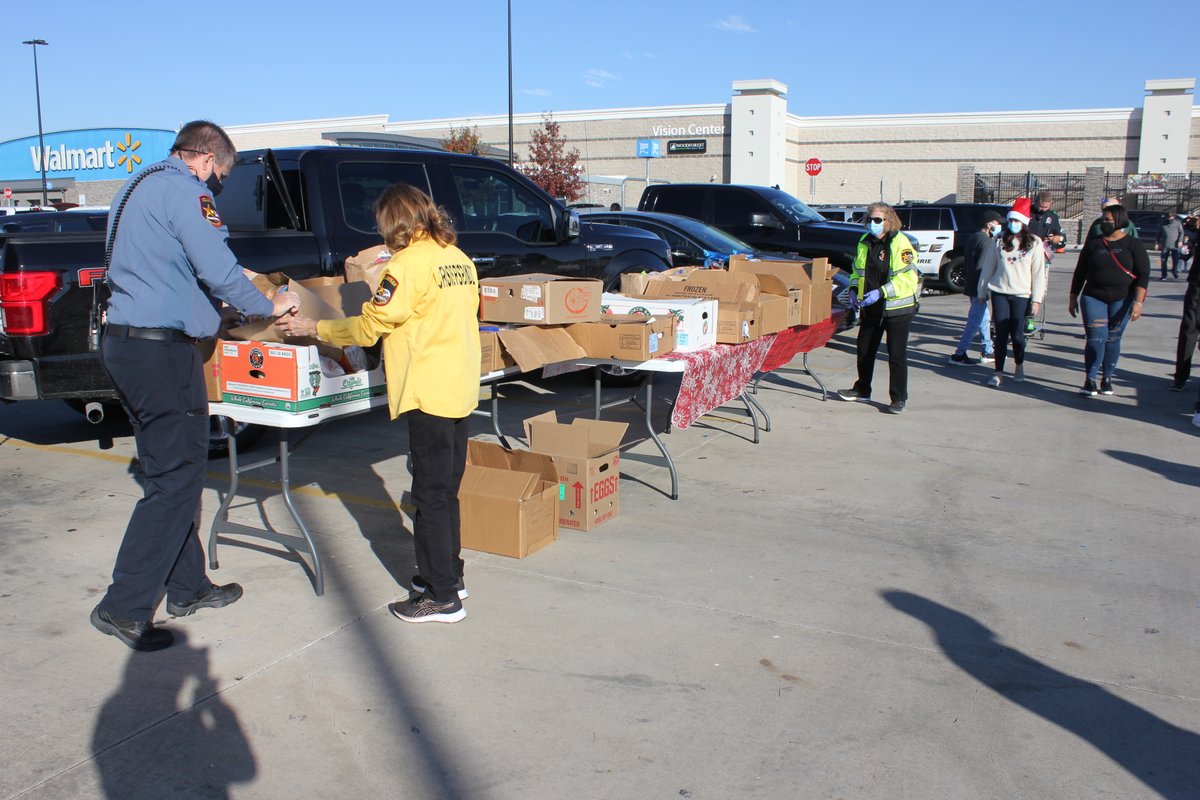 #ShopWithACop was a huge success! Several area churches &amp; the Harvest Family Life Ministries teamed up with GPPD for presents for kids. Each family also went home with food for a whole week! 
Thank you <a href="/RushCreekChurch/">Rush Creek Church</a>, Freedom Church, <a href="/FielderChurchGP/">FielderChurchGP</a>, &amp; <a href="/Walmart/">Walmart</a>! 
#commUNITY