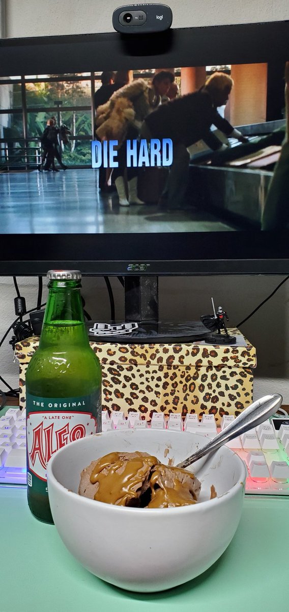 LizXP7's tweet photo. Finally a movie night with my basement ghost! π»
#DieHard #badpicture https://t.co/BkKw9GIBq0
