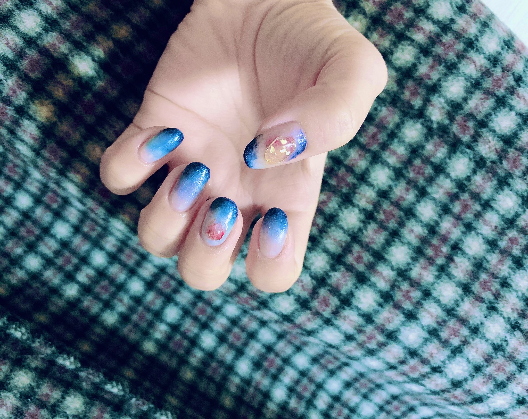 Miho ネイリストになりたい芸大生 Newデザインネイル マニキュア 前のネイルが落ちてきたので 塗り替えデザイン何しようか悩みながら 気の赴くままに作成しました 夜空みたいで綺麗 ネイル マニキュア ジェルネイル グラデーション