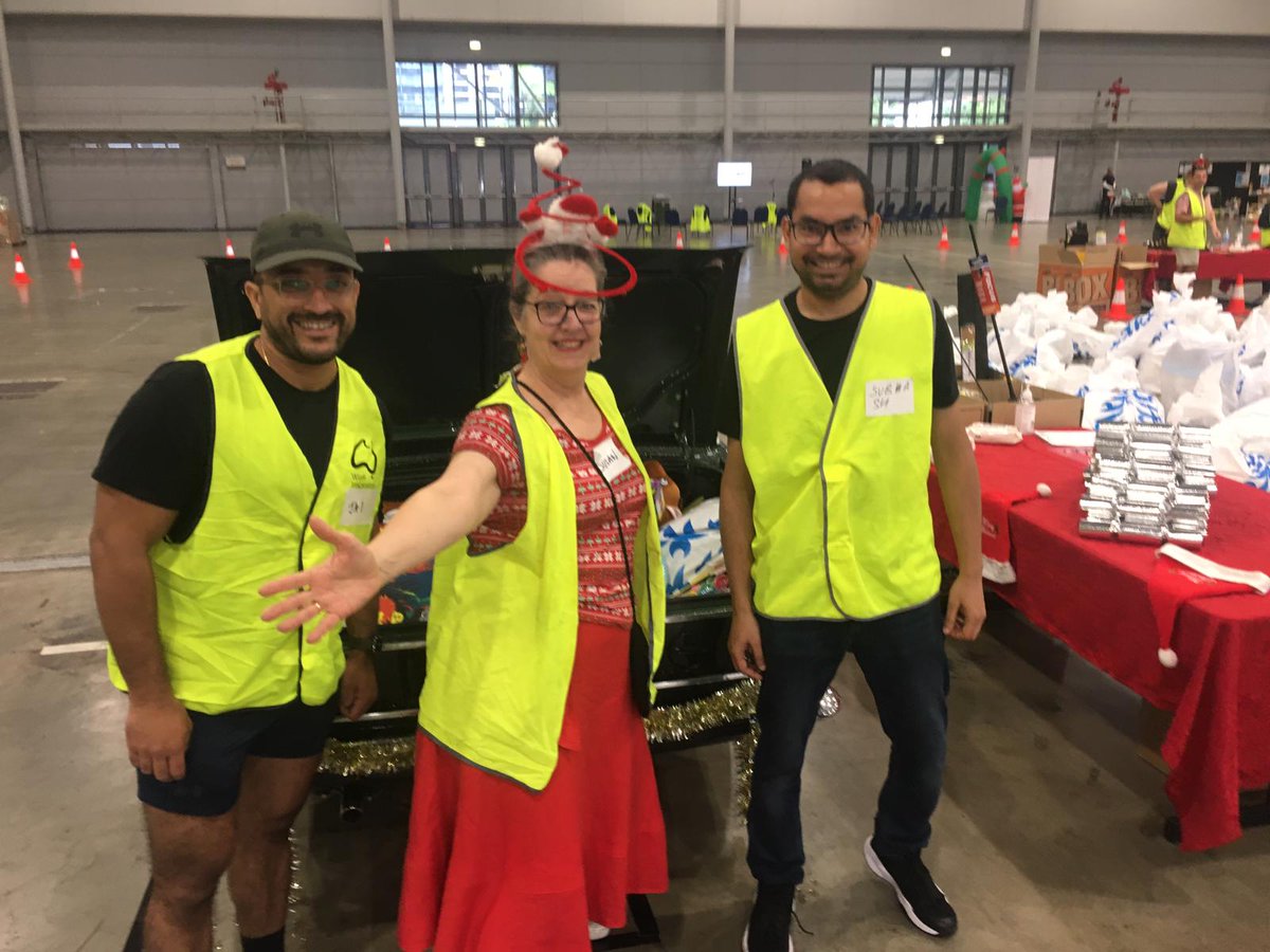 SmithFamily_org's tweet photo. Our Qld team led by GM @alanlemay and alumni student Indiana in the Christmas spirit at the Brisbane #toyandbookappeal HQ https://t.co/nB8tRoJPbi
#sharechristmas https://t.co/R2KvikSVWo