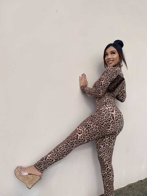 Even though she&rsquo;s standing out, she looks like she belongs here 🤎 https://t.co/KPQgsF8f8g