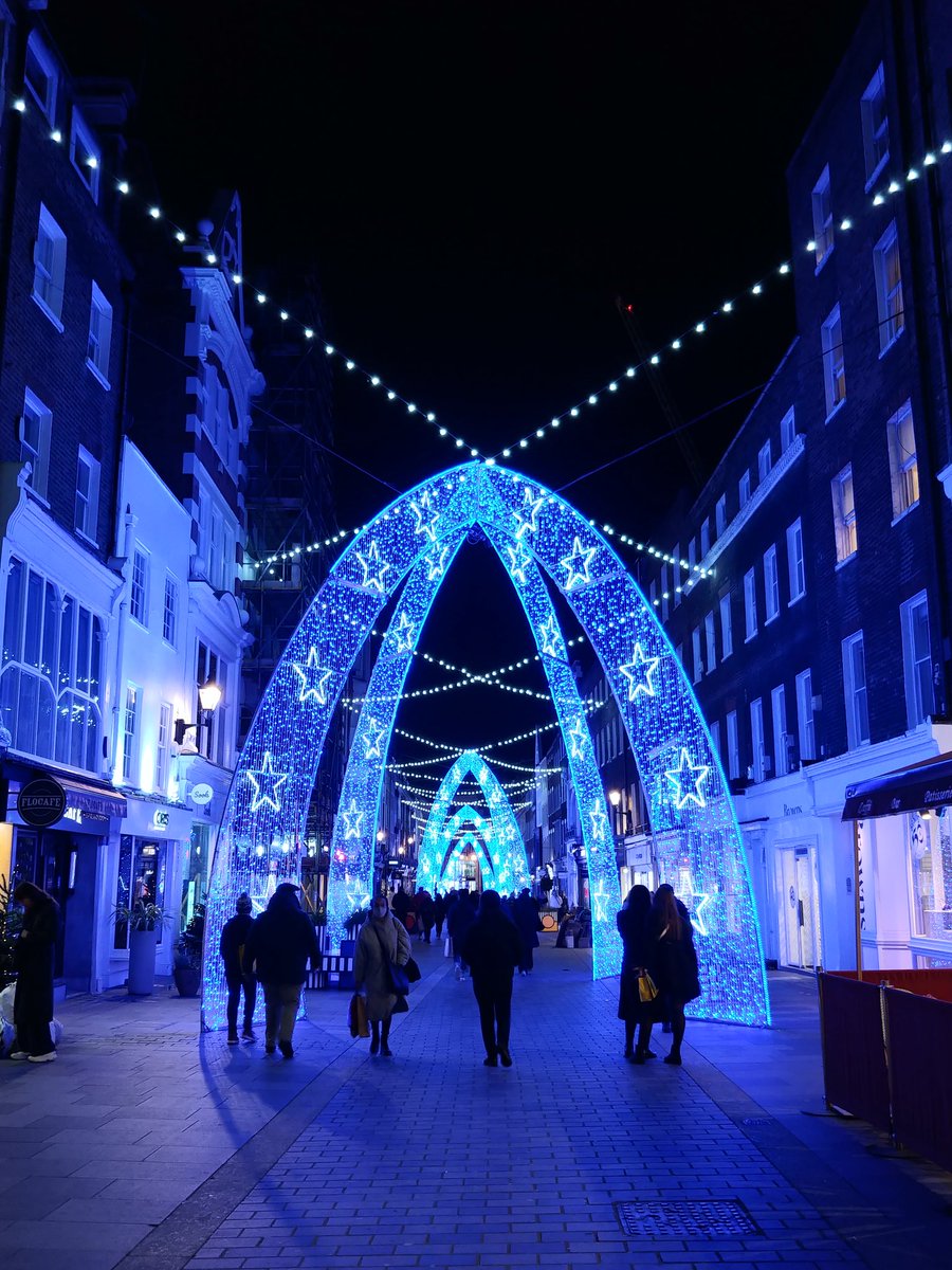 AlanCampot's tweet photo. Azul/azul en South Molton street - Violeta/violeta en Carnaby. Más de #LightsOfLondon. https://t.co/Icf9hJeGfr