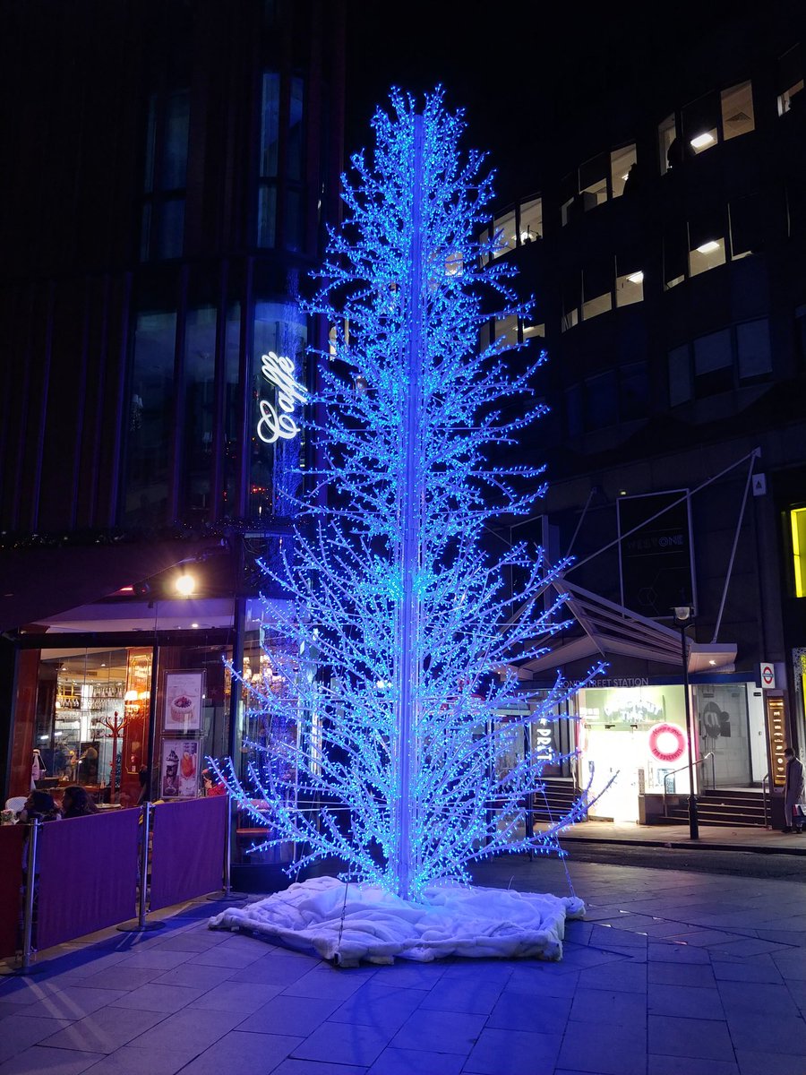 AlanCampot's tweet photo. Azul/azul en South Molton street - Violeta/violeta en Carnaby. Más de #LightsOfLondon. https://t.co/Icf9hJeGfr