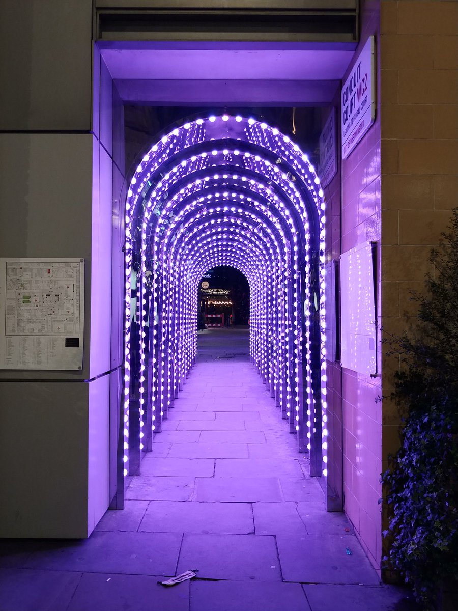 AlanCampot's tweet photo. Azul/azul en South Molton street - Violeta/violeta en Carnaby. Más de #LightsOfLondon. https://t.co/Icf9hJeGfr