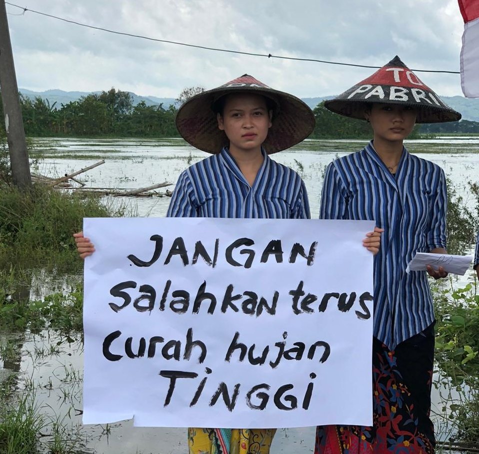 Dandhy_Laksono's tweet photo. Banjir di persawahan milik 32 desa di Pati dan Kudus. Salah satu lumbung pangan pulau Jawa.

Hulu sungai Juwana adalah pegunungan Kendeng dan Muria, penuh aktivitas penebangan dan penambangan. Ada yang sibuk proyek food estate di luar Jawa, sementara sawah depan mata tak dijaga. https://t.co/HgmevNszmS