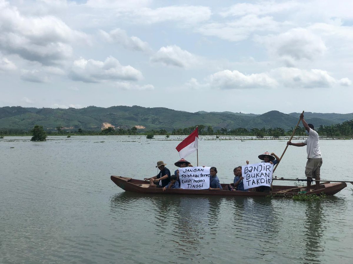 Dandhy_Laksono's tweet photo. Banjir di persawahan milik 32 desa di Pati dan Kudus. Salah satu lumbung pangan pulau Jawa.

Hulu sungai Juwana adalah pegunungan Kendeng dan Muria, penuh aktivitas penebangan dan penambangan. Ada yang sibuk proyek food estate di luar Jawa, sementara sawah depan mata tak dijaga. https://t.co/HgmevNszmS