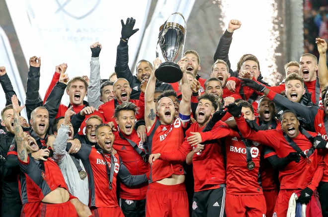 Toronto FC - Seattle Sounders FC (2017)Un año más tarde se repitió la misma final aunque en esta ocasión,  #TFCLive consiguió proclamarse campeón de la  #MLSCup  , siendo además el primer equipo canadiense en lograrlo. Superaron a  #Sounders   en un partido perfecto.