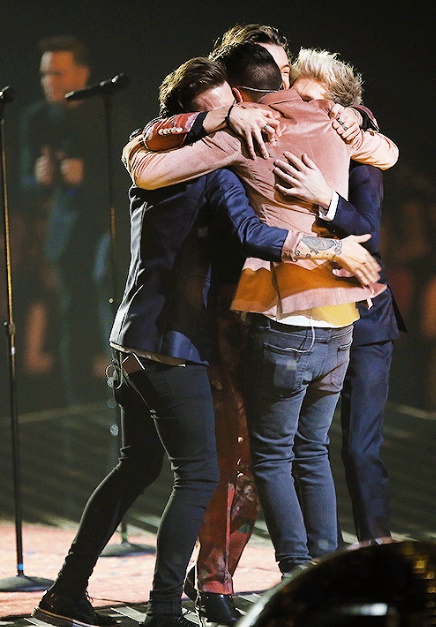 todays1dhistory's tweet photo. Today (December 13) in 2015 - 💗💗💗💗💗 https://t.co/JtEbGPLcqA