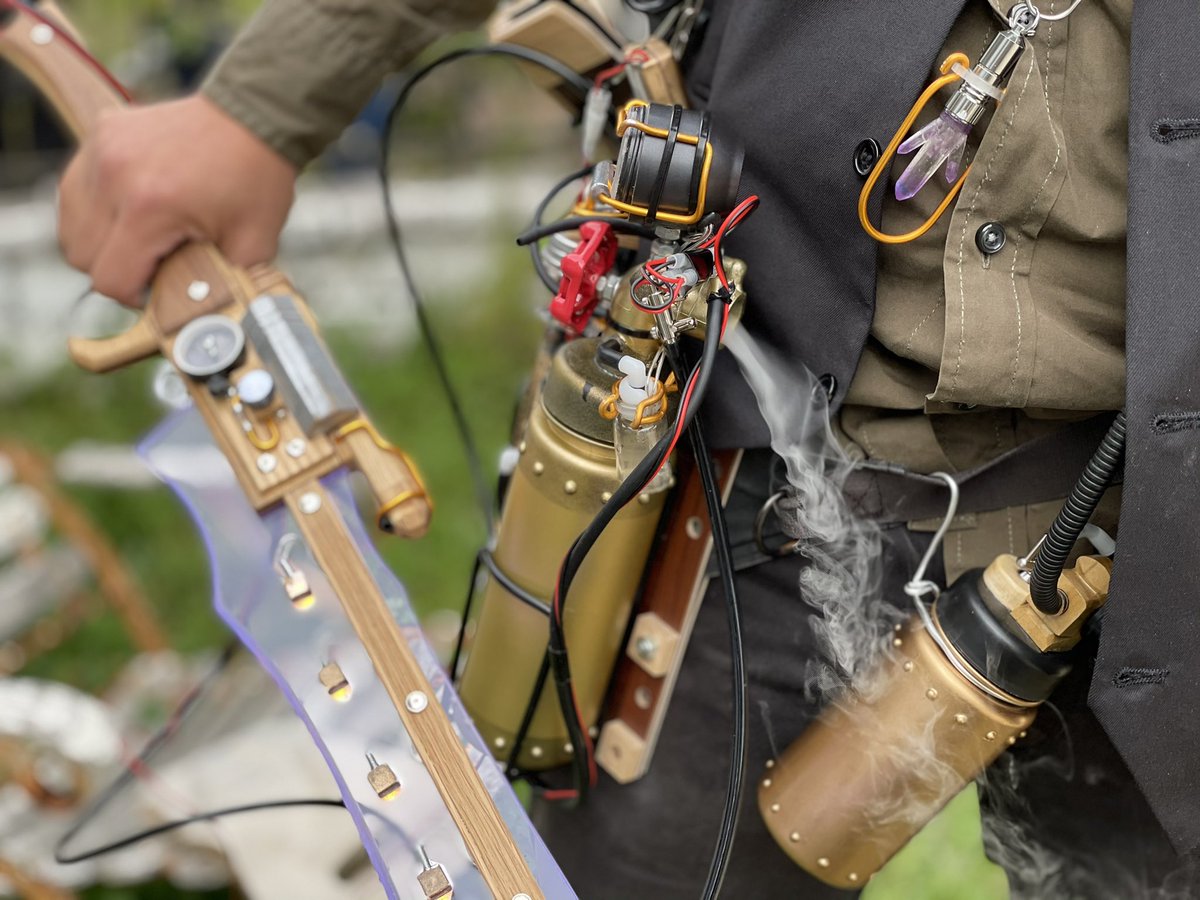 ShinnjouEi's tweet image. ご新規様がいらっしゃるようなのでこの機会に改めて

木工屋ですが縁あってライトセーバーで光る剣　#samuraiedge を生成しています。 

個人ではスチームパンクギア＋光剣を作成しています。

目下、光る機構を作りたいのですが手が出ません。提携、図面提供等、お付き合い頂ける方募集中です。