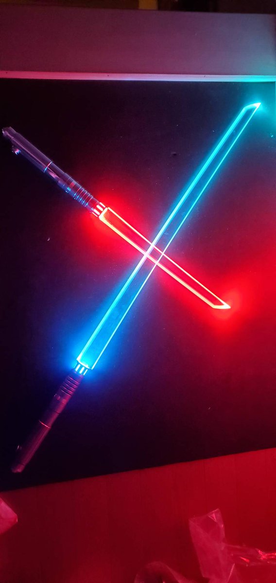 ShinnjouEi's tweet image. ご新規様がいらっしゃるようなのでこの機会に改めて

木工屋ですが縁あってライトセーバーで光る剣　#samuraiedge を生成しています。 

個人ではスチームパンクギア＋光剣を作成しています。

目下、光る機構を作りたいのですが手が出ません。提携、図面提供等、お付き合い頂ける方募集中です。