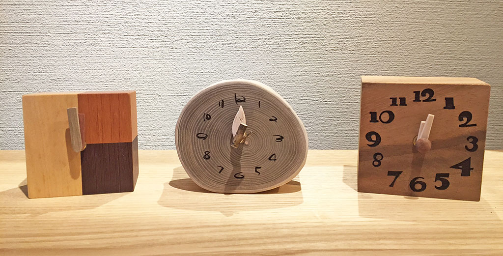 木と工房家具 Jqualia 思わずほっこりする 木の時計 手のひらサイズはデスクやカウンターにぴったりです 時間を見るたびに癒されますよ 冬の贈り物にも Jクオリア 木のある暮らし 木の時計 冬の贈り物 クリスマスプレゼント テーブル工房kiki
