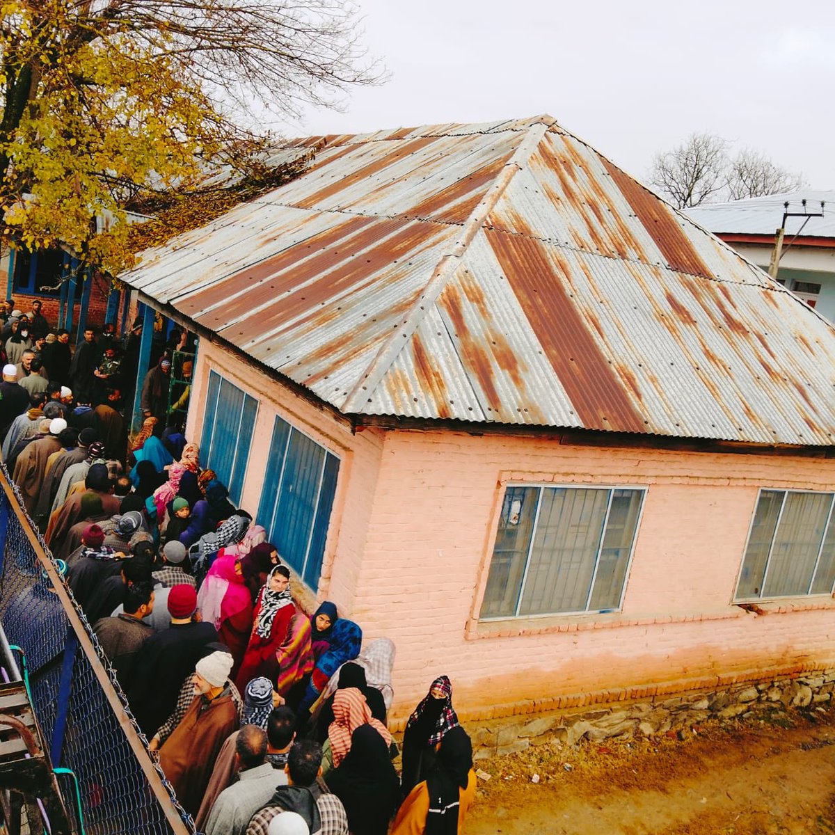 wular6's tweet photo. Once again, serpentine queues at Polling Booths... #Kashmir making its intention very clear.. Development is all we want.. no politics over it.. and offcourse #Nototerror and #NotoPakistan. #DDCElections2020.@RadioChinar @BrigUsman https://t.co/CwZ7wMqREO