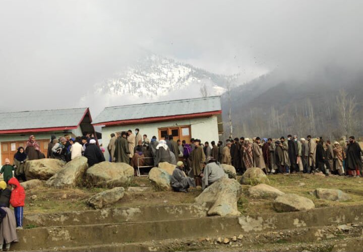 wular6's tweet photo. Once again, serpentine queues at Polling Booths... #Kashmir making its intention very clear.. Development is all we want.. no politics over it.. and offcourse #Nototerror and #NotoPakistan. #DDCElections2020.@RadioChinar @BrigUsman https://t.co/CwZ7wMqREO