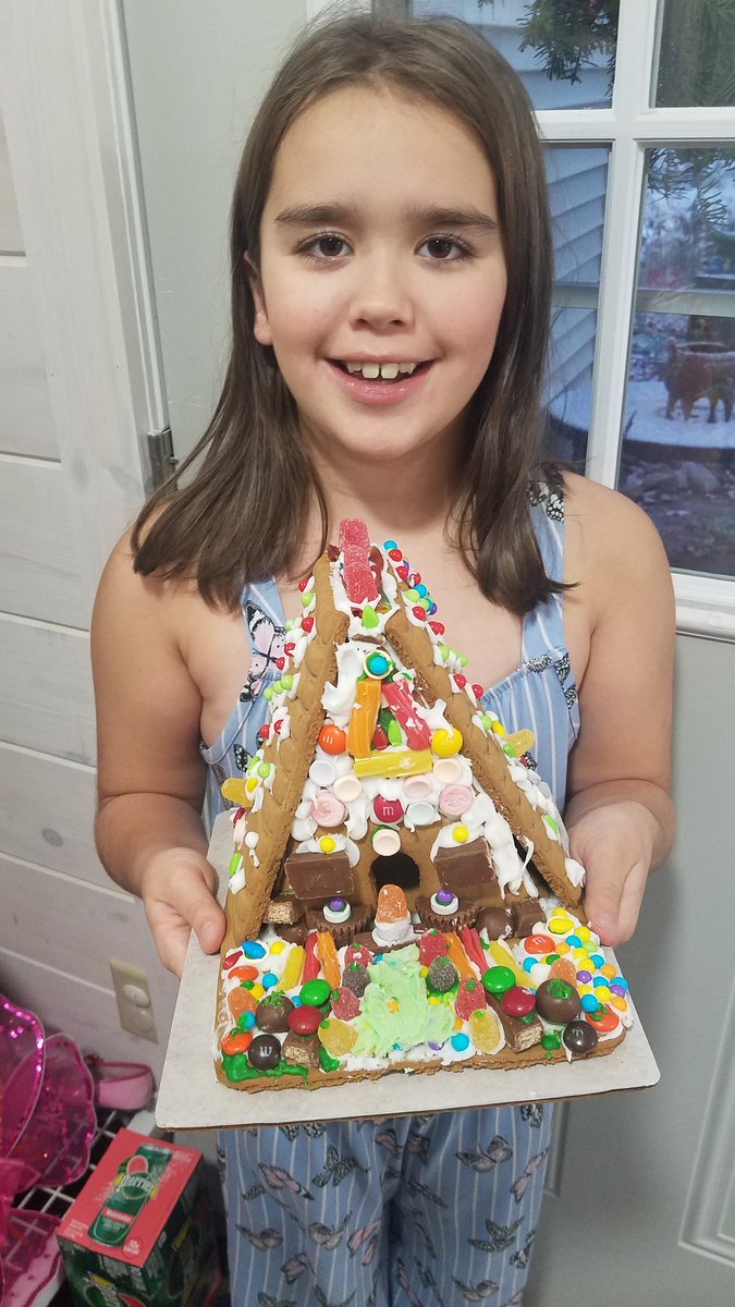 Love her😍😍😍 #GingerbreadHouseDay #gingerbreadhouse #halloweencandy #artistsontwitter #eyefordesign #ariannasummer #proudmom #prenager #8yearold #iloveyou