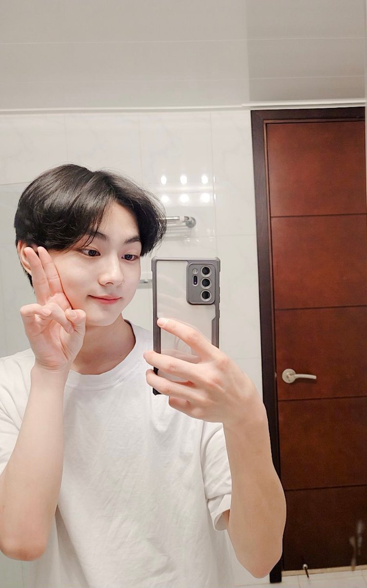 엔진😍여러분~ 드디어 기다리고 기다리던 첫눈이 왔어요!!!
오늘 하루는 뭔가 기분 좋은 하루가 될것만 같아요ㅎㅎ
그리구 어제 받은 넥스트 리더상 다시 한번 감사해요! 엔진😍여러부운!!
오늘 하루도 뽜이링하세용~❣❣

🐈