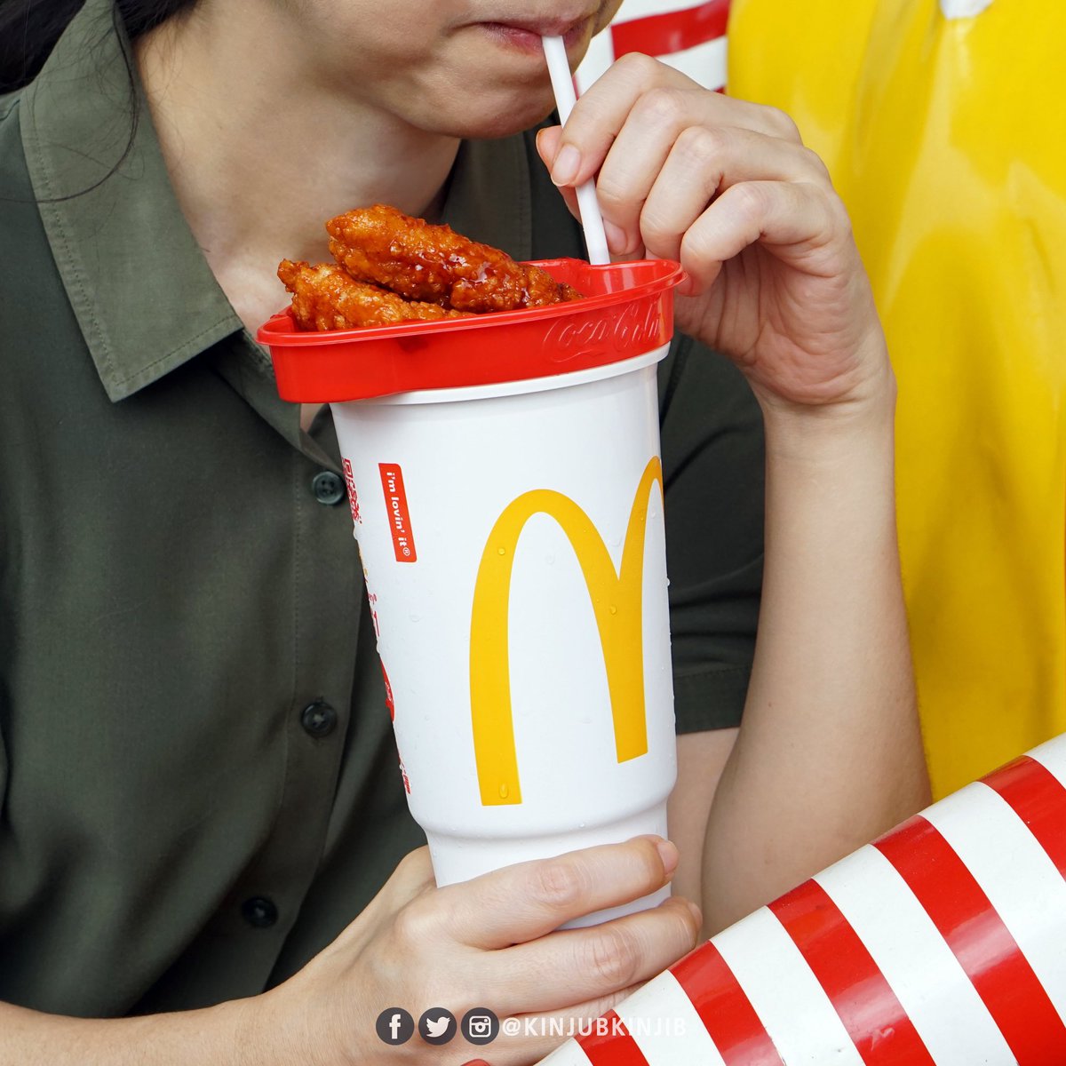 kinjubkinjib's tweet photo. นี่คือการคอลแลปสุดปังระหว่าง McDonald's X Coca-Cola
✨ออกมาเป็น #Snack2go เมนูใหม่ที่ออกแบบแพ็คเกจจิ้งได้เวิร์คมากข่ะ ในชุดมีทั้งไก่เกาหลีทั้งโค้กรีฟิลให้พร้อม!!! หยิบง่ายถือสะดวกเดินกินได้ชิลๆเลย แค่ 85฿ เอง รีบไปซื้อก่อนหมดเขต 31 มค 64 นี้
#อร่อยซ่าได้ทุกที่ #McDxCoke https://t.co/6XGZh4JBkQ