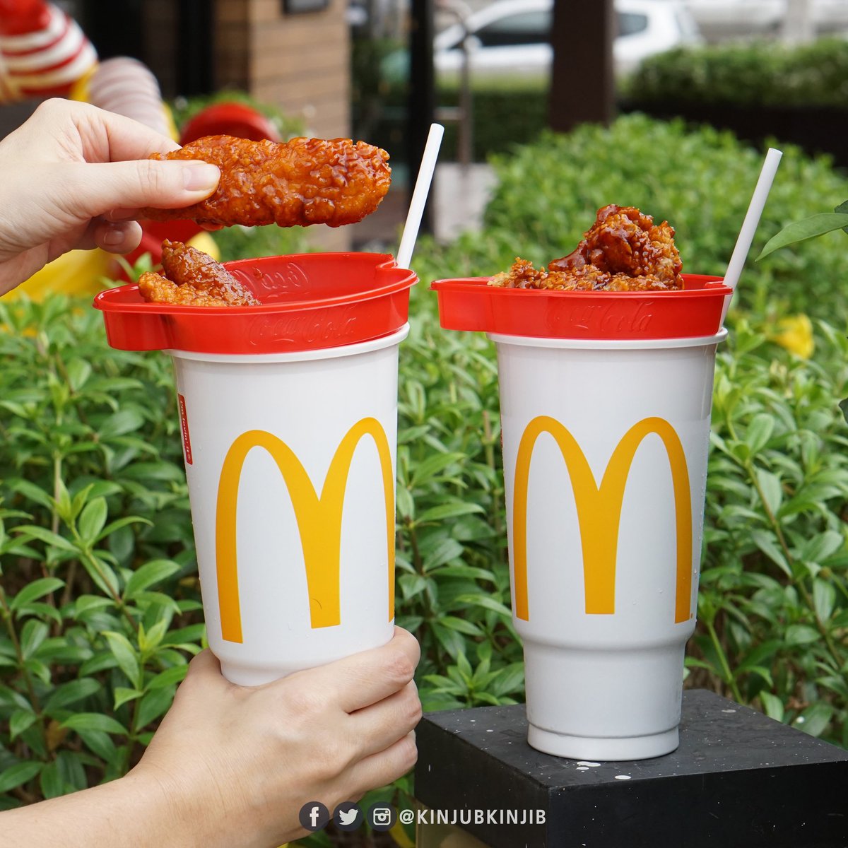 kinjubkinjib's tweet photo. นี่คือการคอลแลปสุดปังระหว่าง McDonald's X Coca-Cola
✨ออกมาเป็น #Snack2go เมนูใหม่ที่ออกแบบแพ็คเกจจิ้งได้เวิร์คมากข่ะ ในชุดมีทั้งไก่เกาหลีทั้งโค้กรีฟิลให้พร้อม!!! หยิบง่ายถือสะดวกเดินกินได้ชิลๆเลย แค่ 85฿ เอง รีบไปซื้อก่อนหมดเขต 31 มค 64 นี้
#อร่อยซ่าได้ทุกที่ #McDxCoke https://t.co/6XGZh4JBkQ