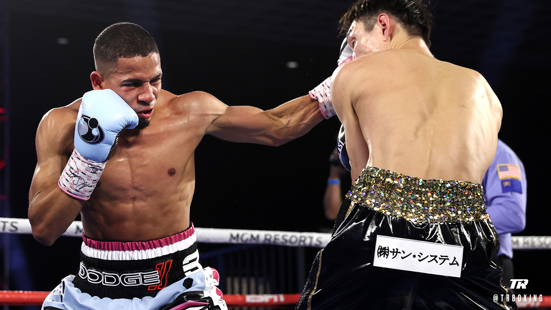 Félix Verdejo castigando a Nakatani con un gancho de izquierda