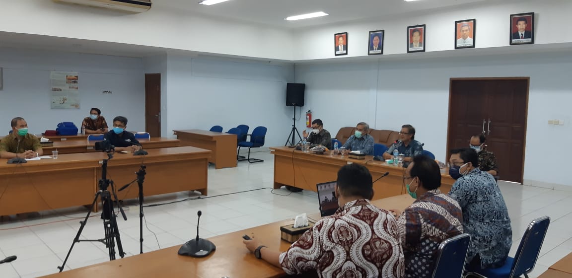 bppsdm_kp's tweet photo. Pada kunjungan kerja ke #BBRBLPP , Kepala #BRSDM @sjariefwidjaja didampingi Kepala @pusriskel @in_radiarta dan Kepala @RISET_GONDOL menyampaikan arahannya kepada para peneliti dan pegawai #BBRBLPP ,(12/12). @kkpgoid @pusriskan #RisetdanSDMKP #UntukIndonesiaMaju https://t.co/8ui1mLvaE1