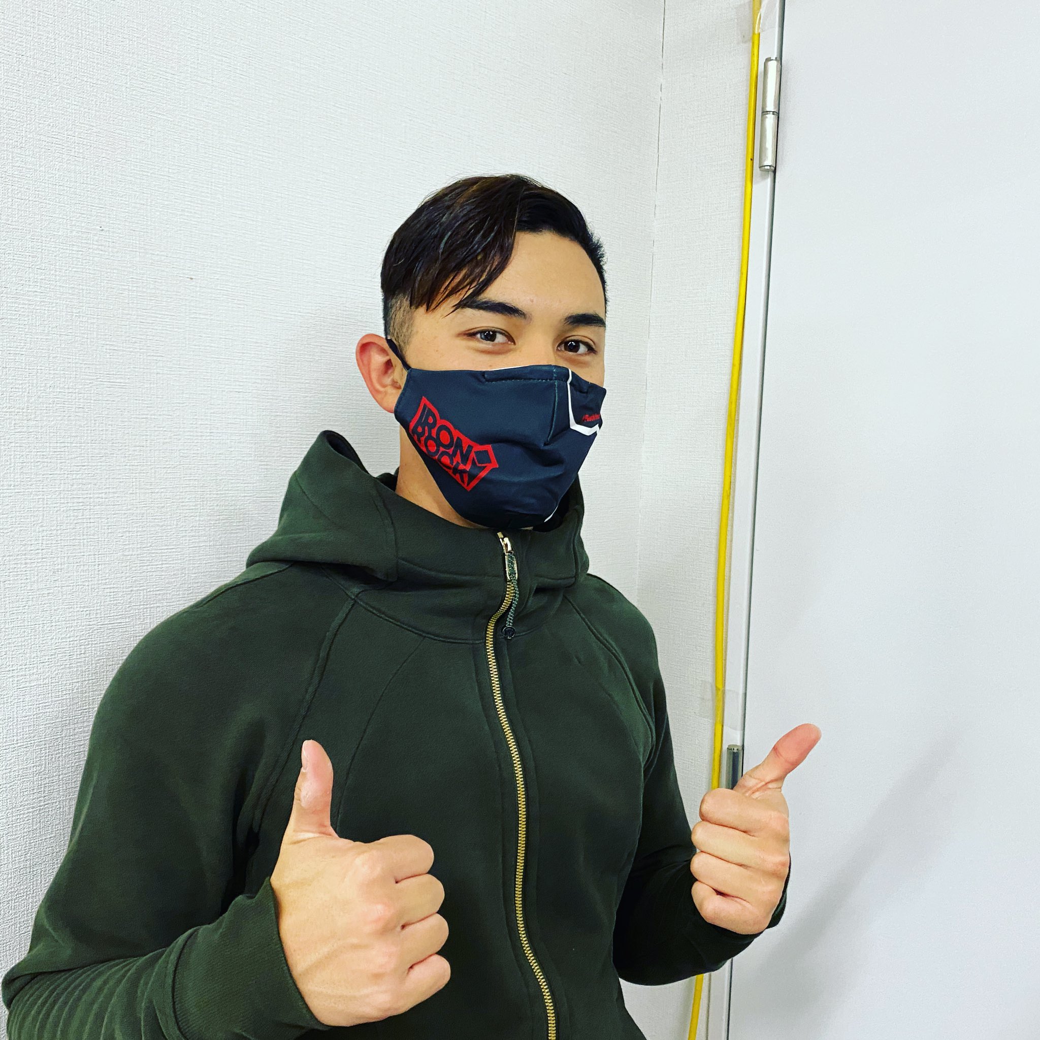鈴木 優 かっこいいマスク頂きました 肌触りの良い質で長時間つけてても気にならないのがいいです 皆さんもぜひ試してみてくださいね Ironrock Rockyourboard マスク 服は Lululemon T Co Fdzwveopyk Twitter