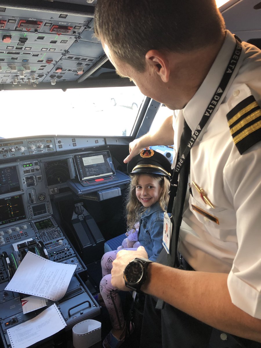 AurelaR's tweet photo. @Delta we miss flying with you ✈️💗@grrudho https://t.co/WsgpaFjdLK