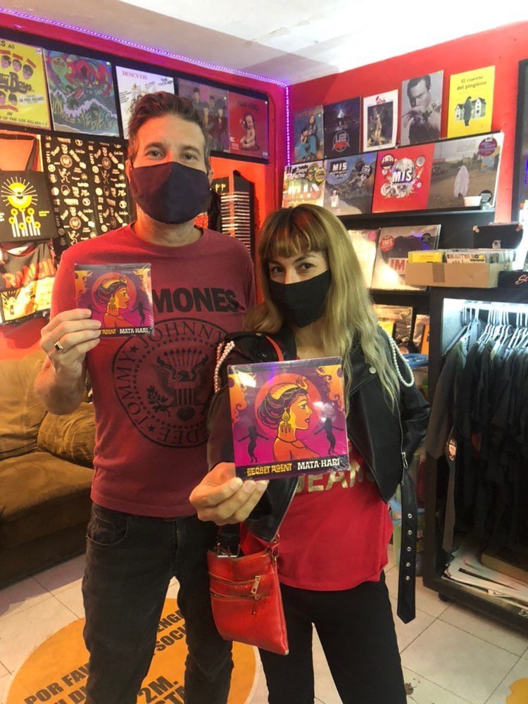 SurfSecretAgent's tweet photo. Hey! Ya pueden conseguir nuestro @surfsecretagent CD 📀 'Mata Hari' a la venta 🔥exclusivamente en la tienda #GeorgeTownRecords Ave. Cuauhtemoc 77b Roma N CDMX @alexbaut 🕵🏻♂️🕵🏻♀️🕵🏻♂️ https://t.co/DVuTtTQTNC