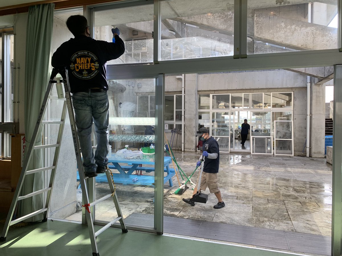 CFAOkinawa's tweet photo. おはようございます☀
昨日は在沖米海軍のチーフ(伍長)達が一団となり日頃よりお世話になっている平敷屋地区公民館の清掃活動を行いました🙂
晴天に恵まれてお掃除日和となりました⚓️🧹
#USNavy
#USNavychief
#ボランティア https://t.co/V2Gi4b4PCh