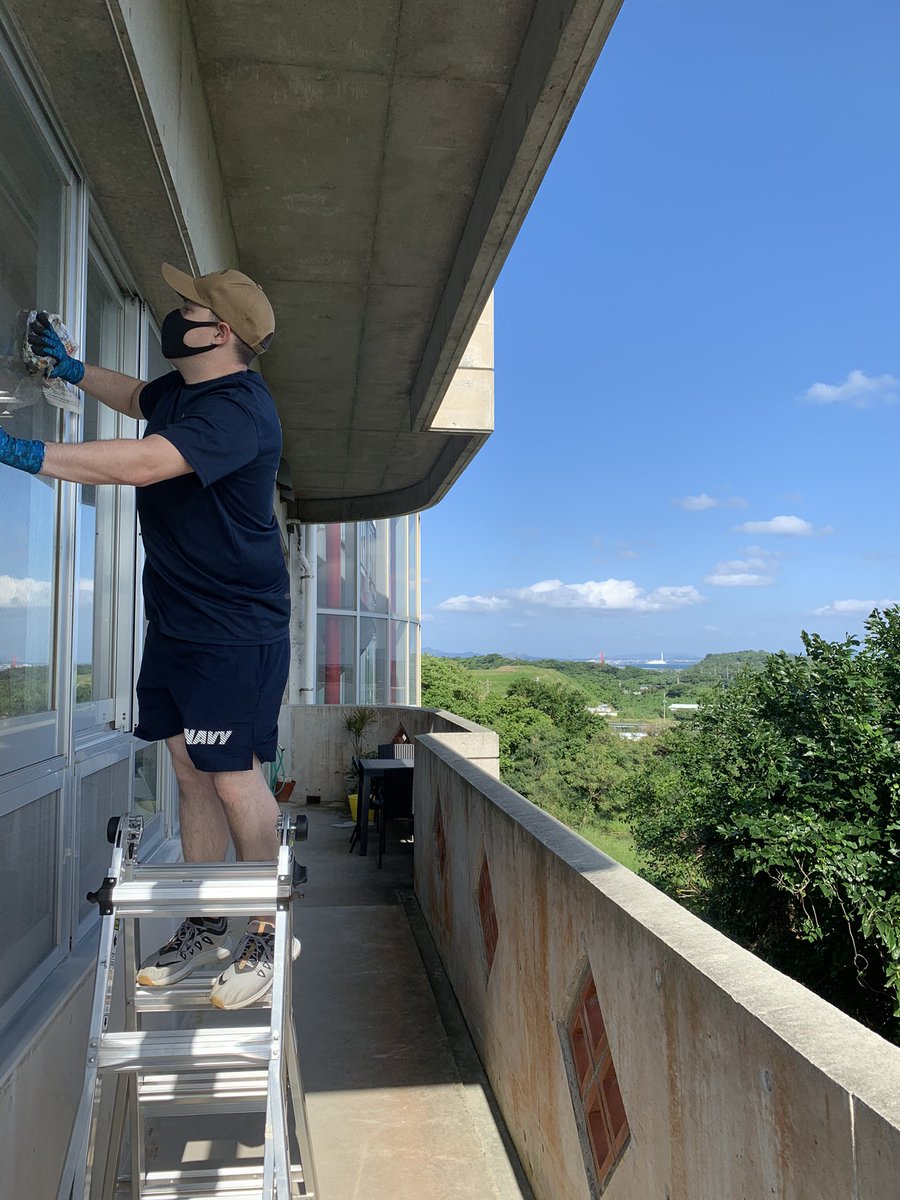 CFAOkinawa's tweet photo. おはようございます☀
昨日は在沖米海軍のチーフ(伍長)達が一団となり日頃よりお世話になっている平敷屋地区公民館の清掃活動を行いました🙂
晴天に恵まれてお掃除日和となりました⚓️🧹
#USNavy
#USNavychief
#ボランティア https://t.co/V2Gi4b4PCh