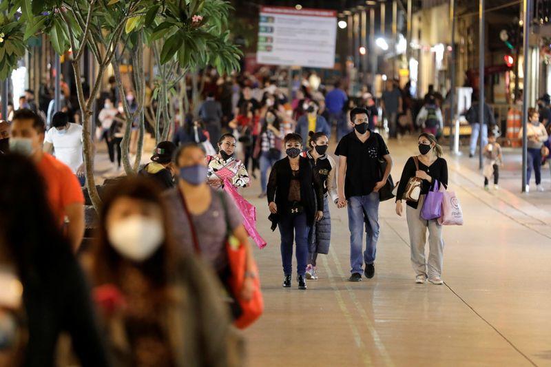 Reuters's tweet photo. Mexico City cuts shopping hours in center to combat coronavirus https://t.co/EZ4FoLgn83 https://t.co/cI5O7GvhYQ