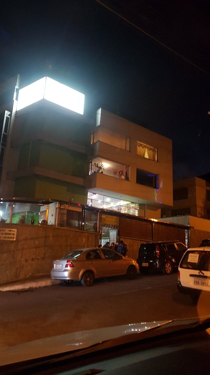 geovyleon's tweet image. Paradito afuera del local del "Palacio de la Humita", Sector Las Casas, está Don Eduardo, entregando en papeles escritos a mano, su teléfono de contacto por si alguien requiere de sus servicios 🙏🏼