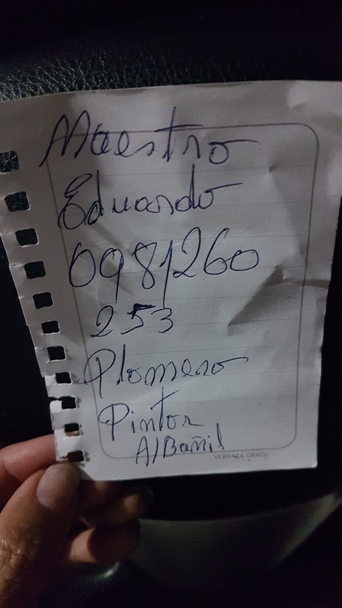 geovyleon's tweet image. Paradito afuera del local del "Palacio de la Humita", Sector Las Casas, está Don Eduardo, entregando en papeles escritos a mano, su teléfono de contacto por si alguien requiere de sus servicios 🙏🏼