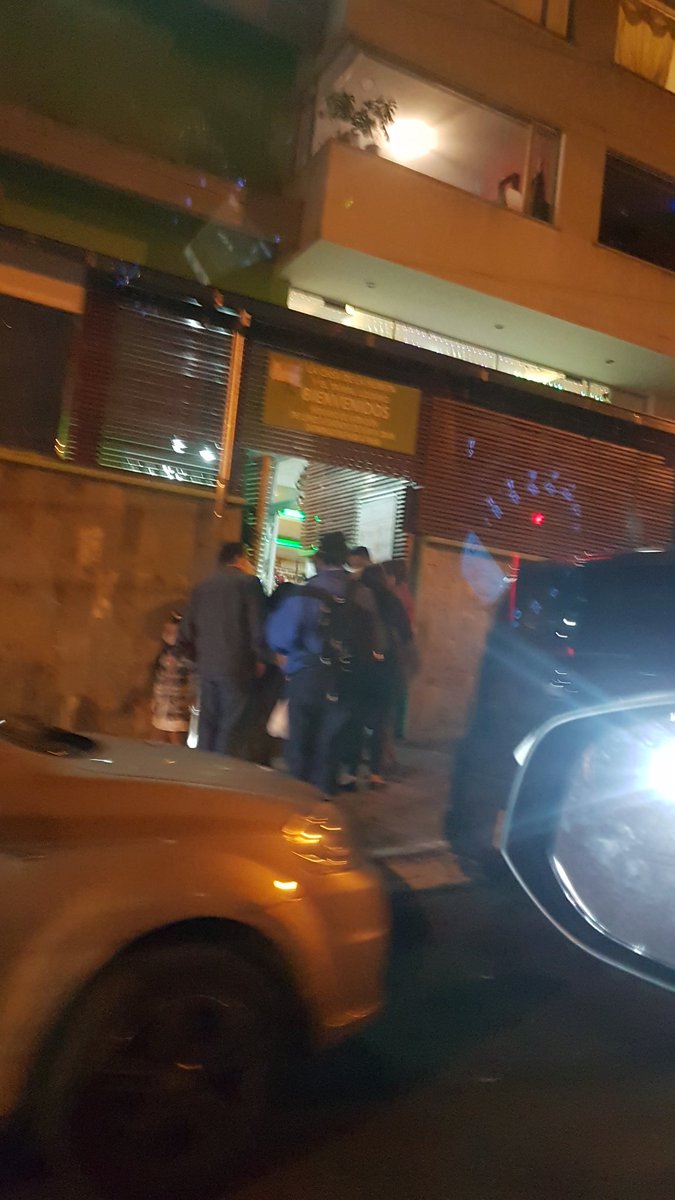 geovyleon's tweet image. Paradito afuera del local del "Palacio de la Humita", Sector Las Casas, está Don Eduardo, entregando en papeles escritos a mano, su teléfono de contacto por si alguien requiere de sus servicios 🙏🏼