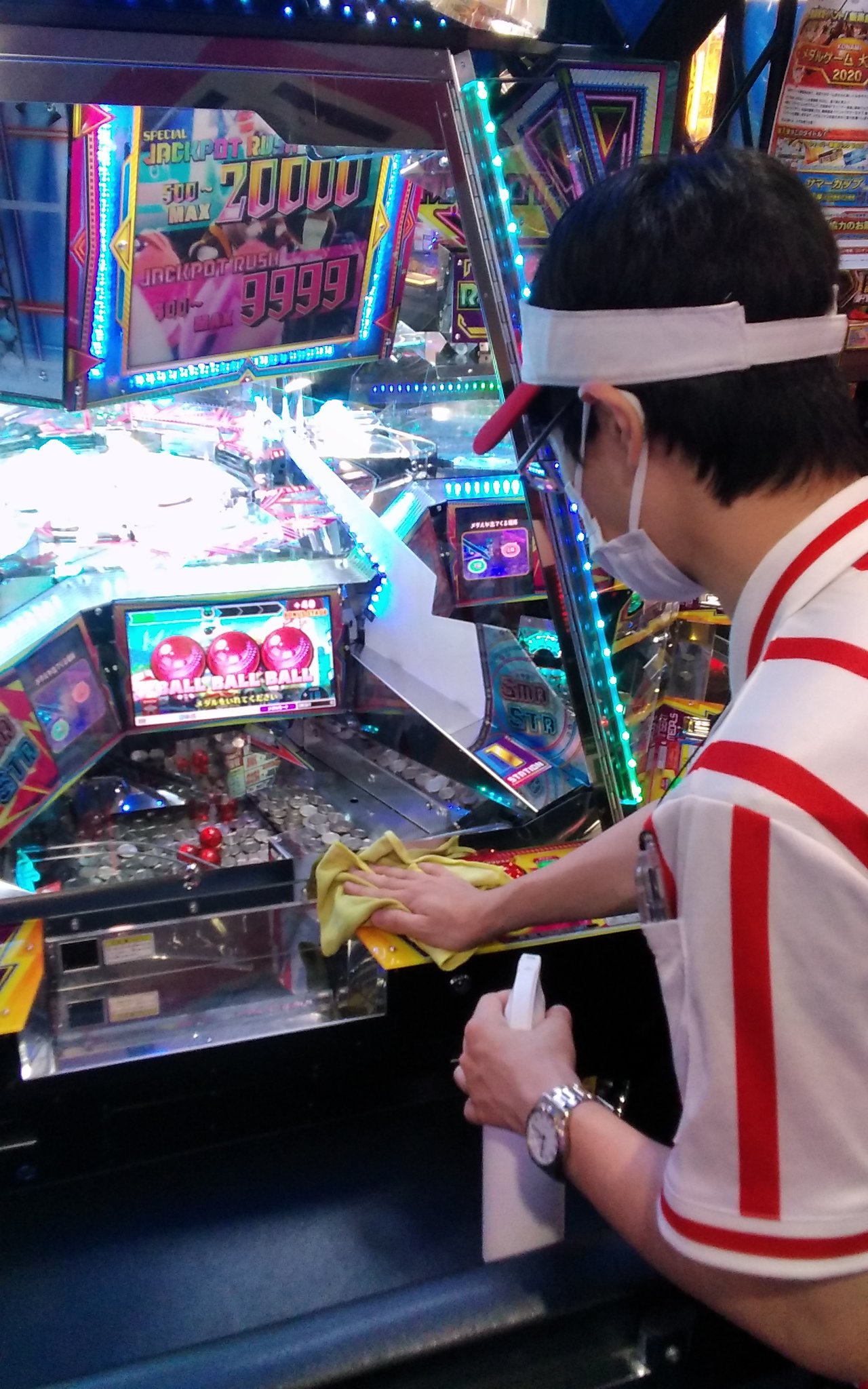 ラウンドワン大宮店 アミューズメント感染拡大防止対策 ラウンドワン大宮店 では お越し頂いた皆様が安心してご遊戯出来るように 消毒液を使用した清掃を実施しております メダルゲーム機もしっかり消毒してます もちろんメダルバンク