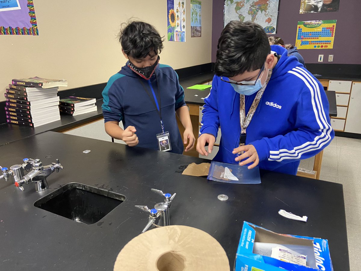 MeredithScience's tweet photo. #7thgradescience students used the #scientificmethod to observed #seedemergence and #stimuli within plants. #bmsisbest #scientistsintraining @wsisdschools @bmskottwitz @BMS_WSISD https://t.co/EcNmriy6fO