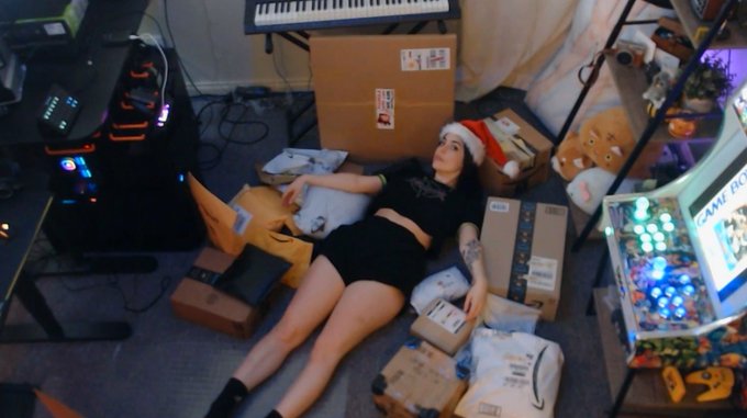 🔴LIVE❗ unboxing $1,000 of amazon crap..  - https://t.co/qnGmsjX6Yo https://t.co/dnCFb4g9pr<a href="/tag/ad"class="tags"><span>#ad</span></a><a href="/tag/apexlegends"class="tags"><span>#apexlegends</span></a>
