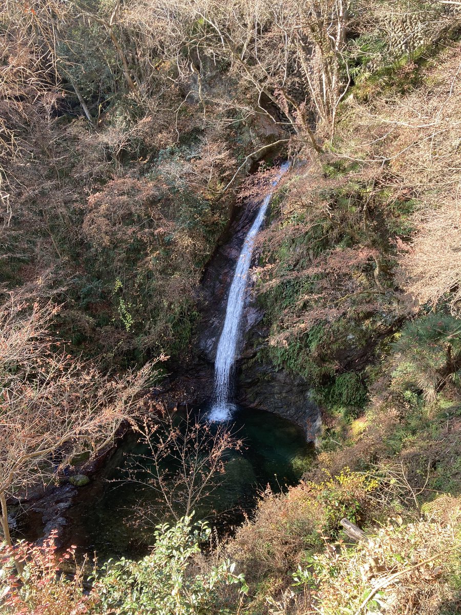 志村けん世代の 秩父華厳の滝の不動明王 滝の上にいるので 滝が不動明王のおしっこ 堀道広のイラスト