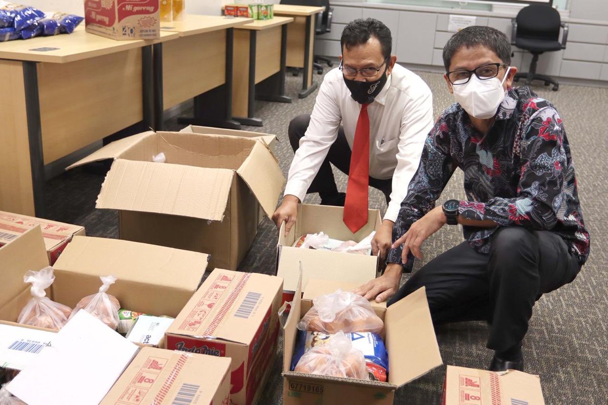 FairmontJakarta's tweet photo. Distributing sembako & cash donation to some of our ex-colleagues whose working contracts have ended this year. We hope it could provide them with some support during these times.
#SolidarityWeek2020 #ALLInSolidarity #ALLHeartists #FairmontJakarta https://t.co/yqfmkEqdW2