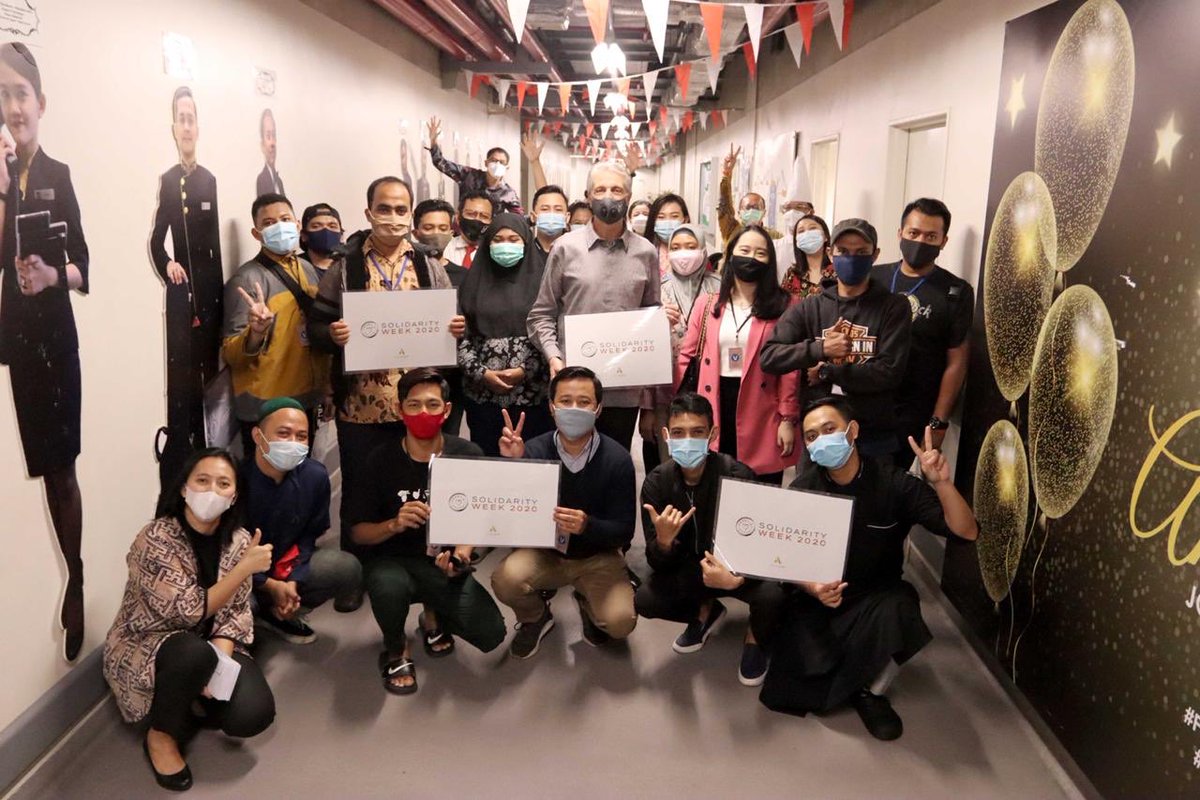 FairmontJakarta's tweet photo. Distributing sembako & cash donation to some of our ex-colleagues whose working contracts have ended this year. We hope it could provide them with some support during these times.
#SolidarityWeek2020 #ALLInSolidarity #ALLHeartists #FairmontJakarta https://t.co/yqfmkEqdW2
