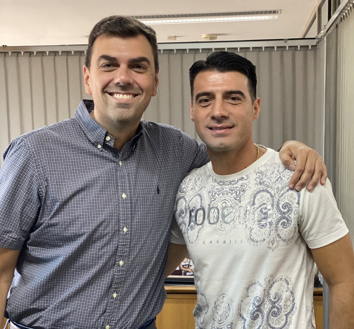 MarcoTrovatoV's tweet photo. Grandísimo jugador y uno de los pilares de los últimos años de @elClubOlimpia , Solo Queda Agradecerte por todo lo que le diste al Fútbol y a Olimpia, Gran Carrera, Gran Persona y Gran Amigo, Felicidades @elemperador5 !!! https://t.co/I89Ac3qKbn