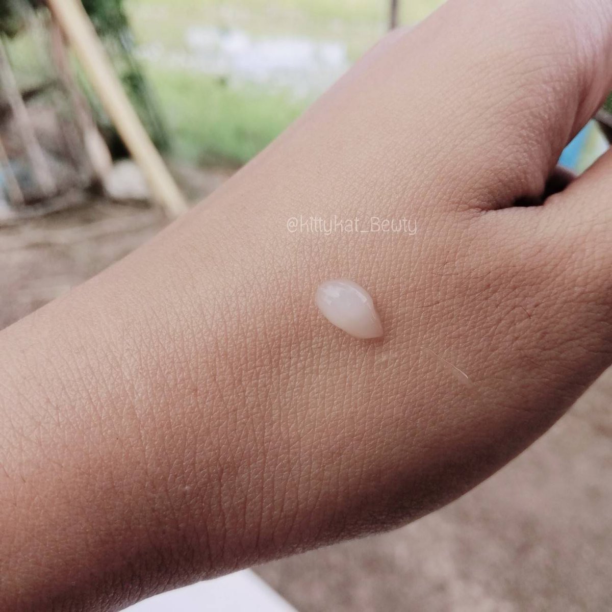 kathayday's tweet photo. เห็นใครๆก็บอกว่าดี​ นี่ก็คิดในใจ​ จะดีขนาดไหนกัล​ ครีมซอง​39​บาท​ เลยไปซื้อมาลอง​ สรุปดีจริงโว้ย!! แกรไม่จกตา​ ลองใช้แล้วรู้สึกเลยว่า​รอยดำ​ รอยแดงดูจางลงจริงๆ​ แล้วเนื้อครีมซึมไวมาก​ ใช้แล้วสบายผิว​ ก็ไม่แปลกใจแล้วอ่ะทำไมถึงขายดี​ ใครสงสัยแบบเราไปลองซื้อ​ พิกัด​7-11​ #จุฬาเฮิร์บ https://t.co/5CUsgAlkxW